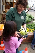 Ramona M&uuml;ller mit Melone im Helm