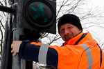Stefan Geissler (Swarco Traffic Systems GmbH) bei der Montage der neuen Signalgeber
