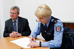 VTF-Gesch&auml;ftsf&uuml;hrer Volker Fleischer und Inspektionsleiterin Solweig Bohn unterzeichnen die Vereinbarung