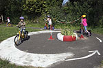 Jugendverkehrsschule - Kreisfahren wird geübt